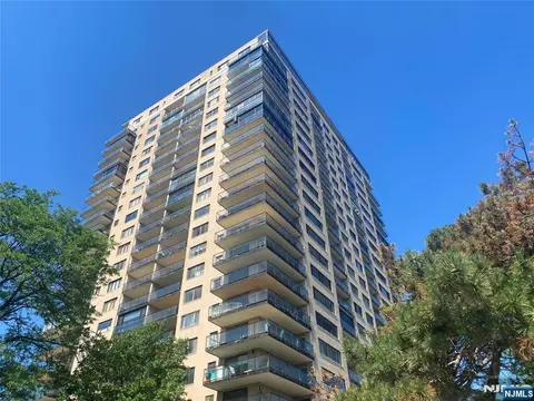 1203 River Rd #14C, Edgewater, NJ 07020