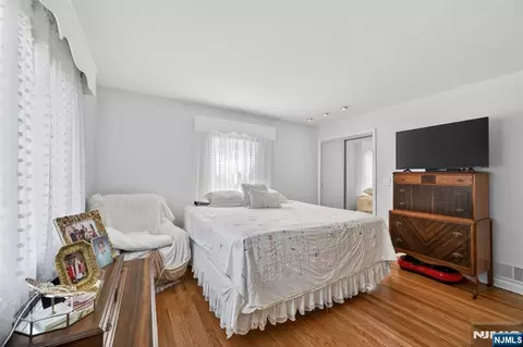 Bedroom - 413 Maple Hill Dr, Hackensack, NJ 07601 photo 5 of 8