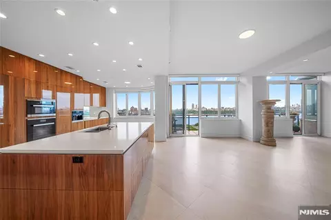 100 Carlyle Dr #VP6, Cliffside Park, NJ 07010