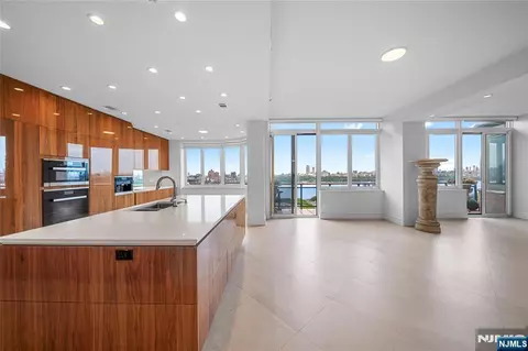 100 Carlyle Dr #VP6, Cliffside Park, NJ 07010