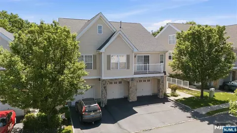 28 Mountainside Dr, Pompton Lakes, NJ 07442