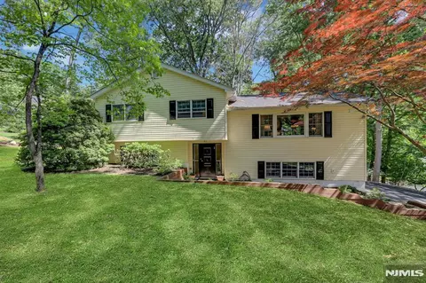 598 Whitenack Rd, River Vale, NJ 07675