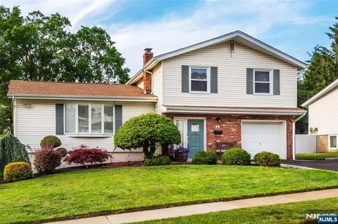 14 Stirling Ln, Wayne, NJ 07470