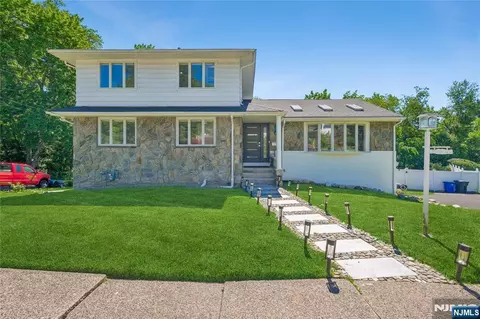 13 Munsey Rd, Emerson, NJ 07630
