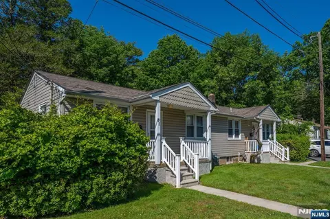 67 Stuyvesant Ct, Clifton, NJ 07013