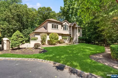 307 Daffodil Dr, Norwood, NJ 07648