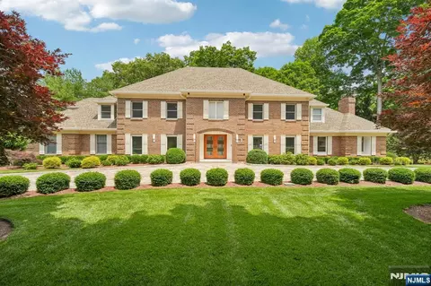 807 Sussex Rd, Franklin Lakes, NJ 07417