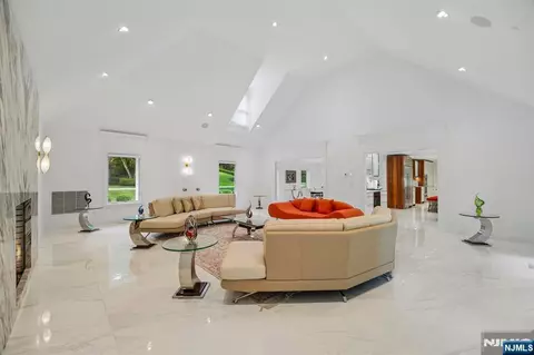 807 Sussex Rd, Franklin Lakes, NJ 07417