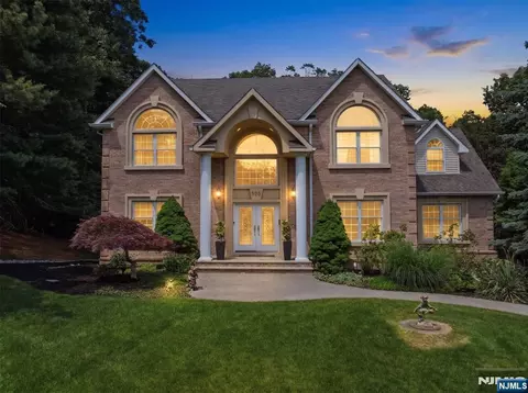525 Kings Point Trl, Franklin Lakes, NJ 07417