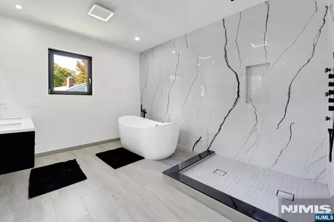 Bath - 164 Stuart St, Paramus, NJ 07652 photo 6 of 8