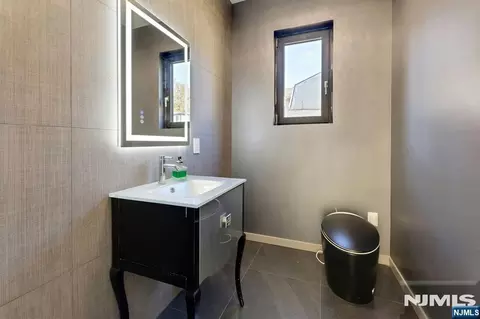 Bath - 164 Stuart St, Paramus, NJ 07652 photo 1 of 8