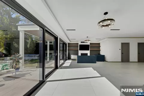 Living - 164 Stuart St, Paramus, NJ 07652 photo 3 of 6