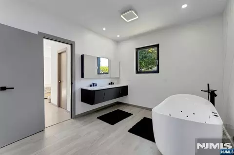 Bath - 164 Stuart St, Paramus, NJ 07652 photo 8 of 8
