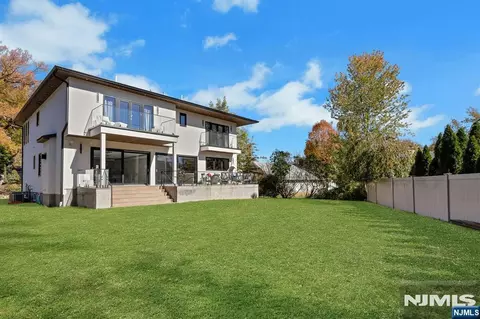 Exterior - 164 Stuart St, Paramus, NJ 07652 photo 4 of 6