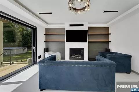 Living - 164 Stuart St, Paramus, NJ 07652 photo 4 of 6