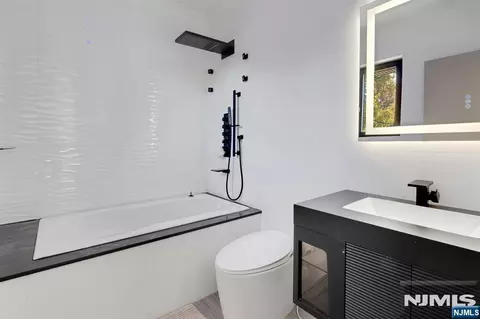 Bath - 164 Stuart St, Paramus, NJ 07652 photo 5 of 8