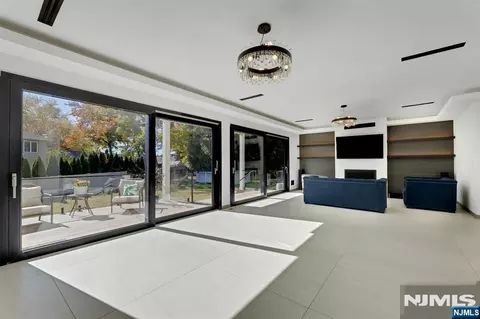 Living - 164 Stuart St, Paramus, NJ 07652 photo 2 of 6