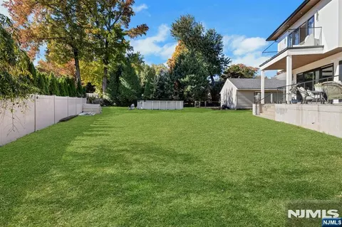 Exterior - 164 Stuart St, Paramus, NJ 07652 photo 3 of 6