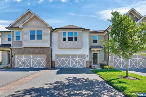 18 Winfield Dr #802, Woodcliff Lake, NJ 07677