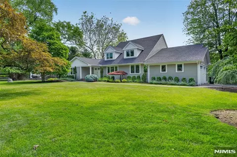 22 Glen Carl Rd, Saddle River, NJ 07458