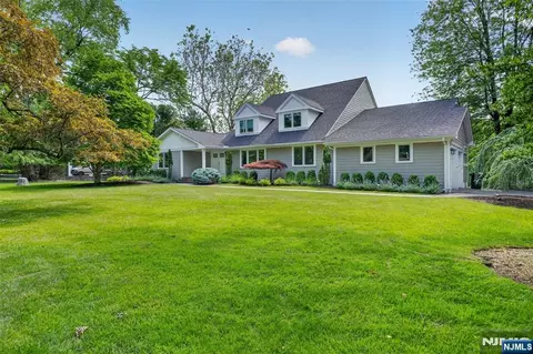 22 Glen Carl Rd, Saddle River, NJ 07458