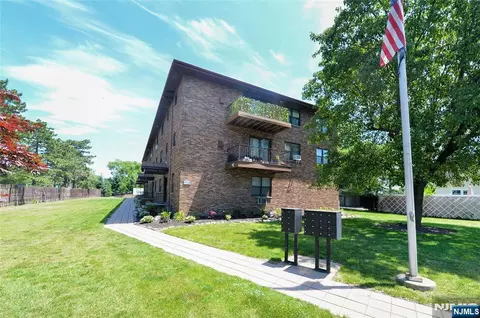 729 10th St #2F, Secaucus, NJ 07094