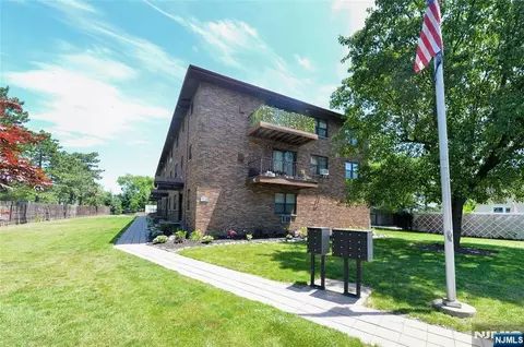 729 10th St #2F, Secaucus, NJ 07094