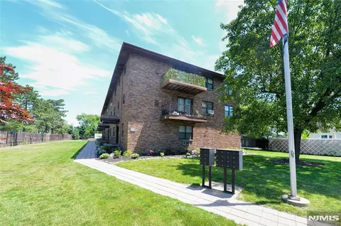 729 10th St #2F, Secaucus, NJ 07094