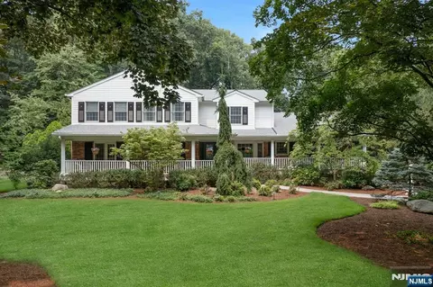 549 Lee Ct, Wyckoff, NJ 07481