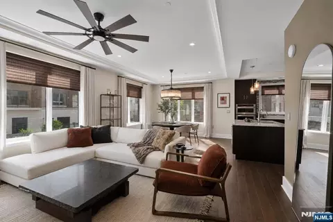 250 Henley Pl #210, Weehawken, NJ 07086