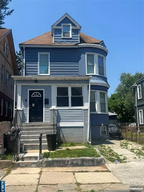 27 Richelieu Ter, Newark, NJ 07106