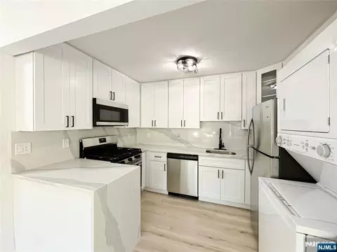 135 Falcon Ridge Way, Hamburg, NJ 07419