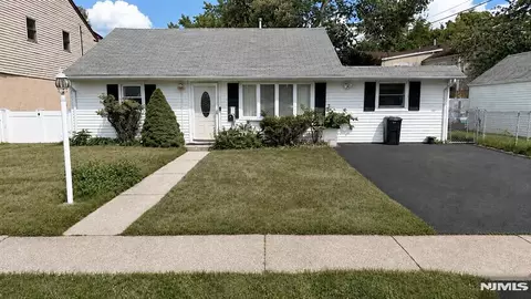 70 Hahn Ave, Rochelle Park, NJ 07662