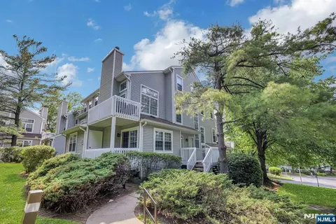 7 Eagles Notch Dr #4, Englewood, NJ 07631
