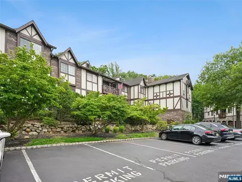 2710 Hemingway Ln, Mahwah, NJ 07430