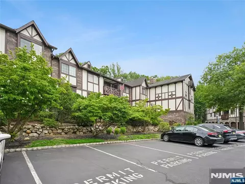 2710 Hemingway Ln, Mahwah, NJ 07430
