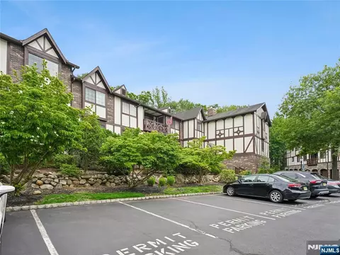 2710 Hemingway Ln, Mahwah, NJ 07430