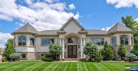 18 Berkshire Pl, Englewood Cliffs, NJ 07632