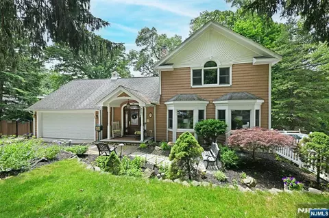 8 Myrtle St, Montvale, NJ 07645