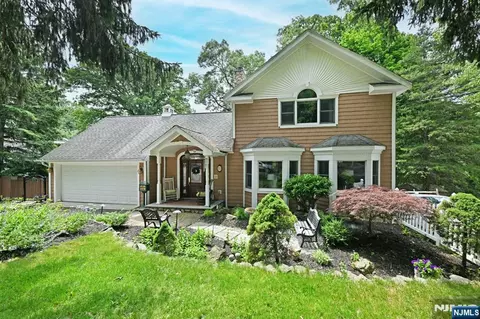 8 Myrtle St, Montvale, NJ 07645