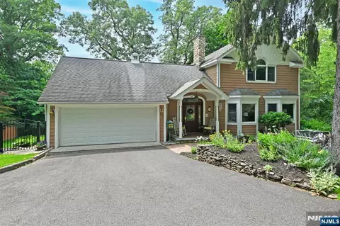 8 Myrtle St, Montvale, NJ 07645