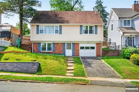 166 Pleasant Ave, Bergenfield, NJ 07621