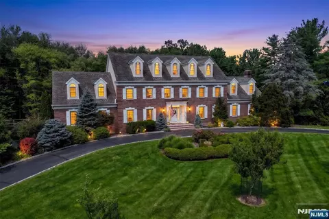 958 Arapaho Trl, Franklin Lakes, NJ 07417