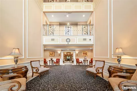 5 Tenakill Park E #205, Cresskill, NJ 07626