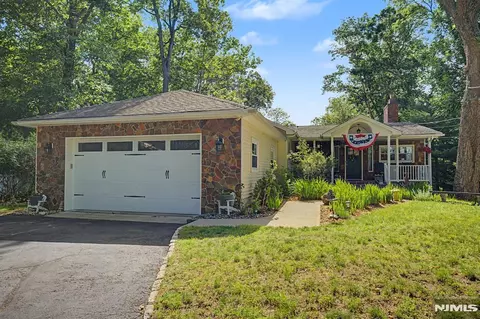 29 Minnehaha Blvd, Oakland, NJ 07436