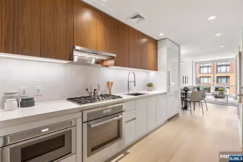 1000 Maxwell Ln #10E, Hoboken, NJ 07030