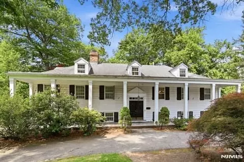 376 Lakeview Dr, Wyckoff, NJ 07481