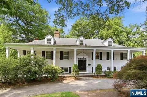 376 Lakeview Dr, Wyckoff, NJ 07481