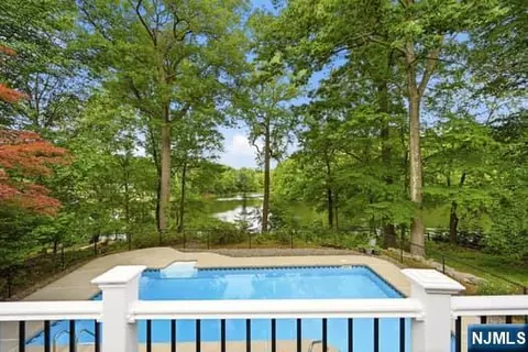 376 Lakeview Dr, Wyckoff, NJ 07481