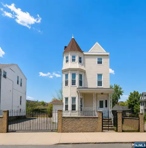 272-274 Parker St, Newark, NJ 07104